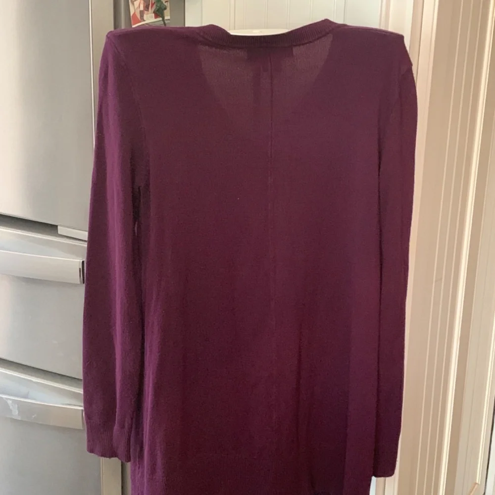 DKNY jeans‎ plum colored v neck sweater with stretch. Worn 1x